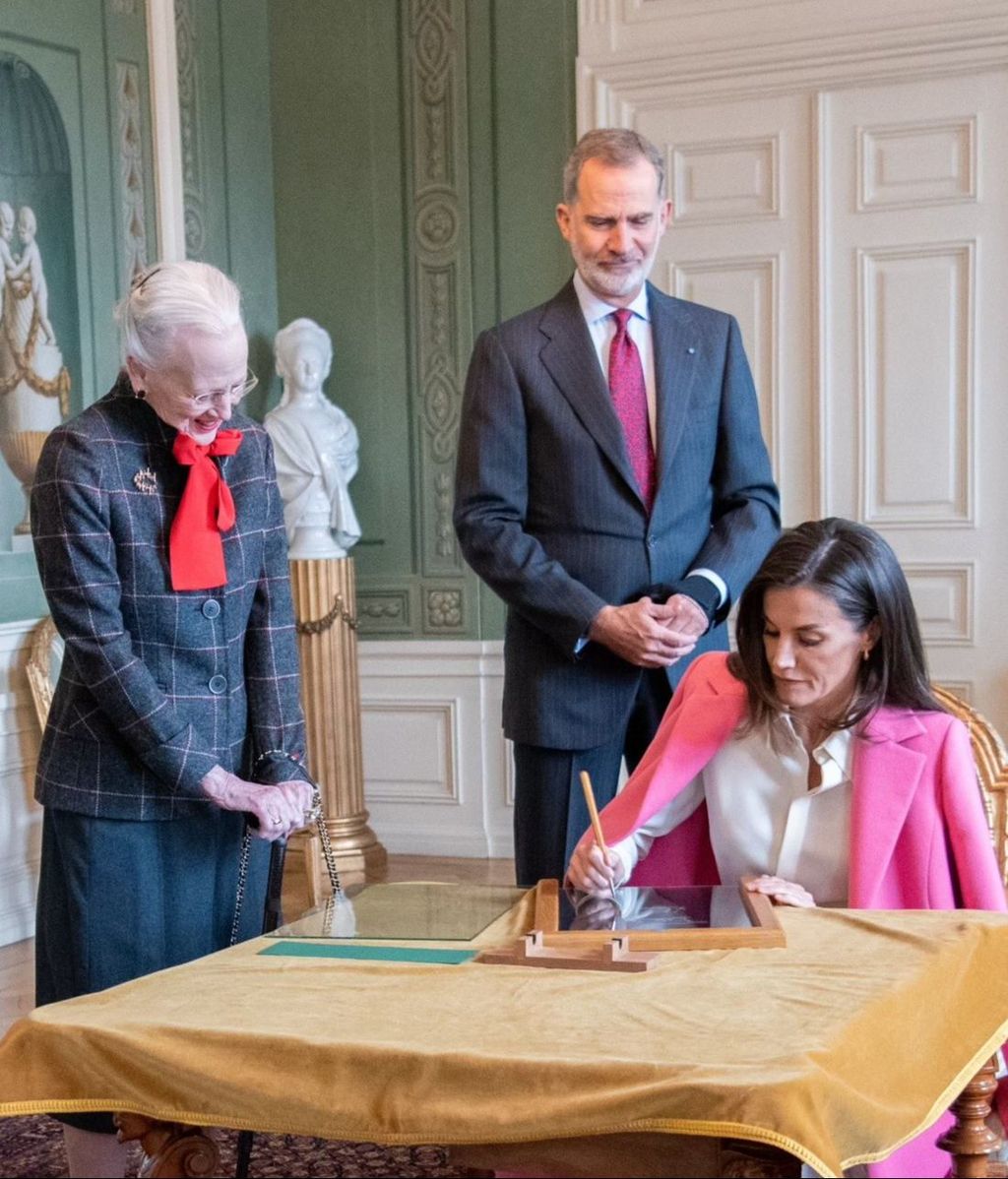 La reina Letizia, concentrada mientras rubrica sobre el cristal