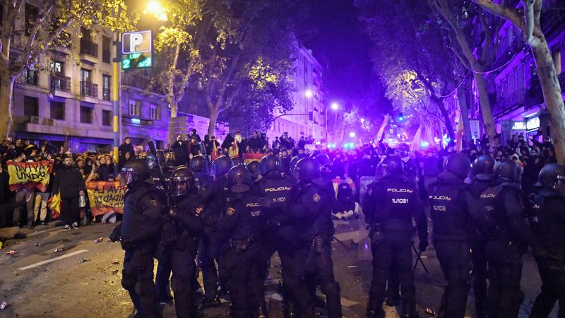 Crónica De La Sexta Noche De Protestas En La Calle Ferraz