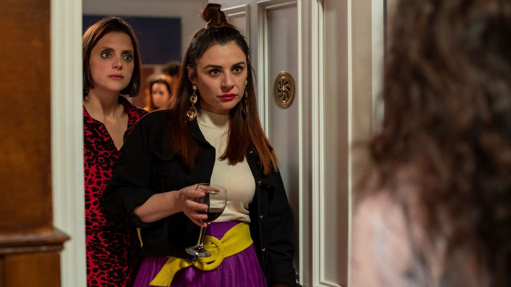 Lola (Macarena Gómez) y Yoli (Miren Ibarguren) en la nueva temporada de 'La que se avecina'.