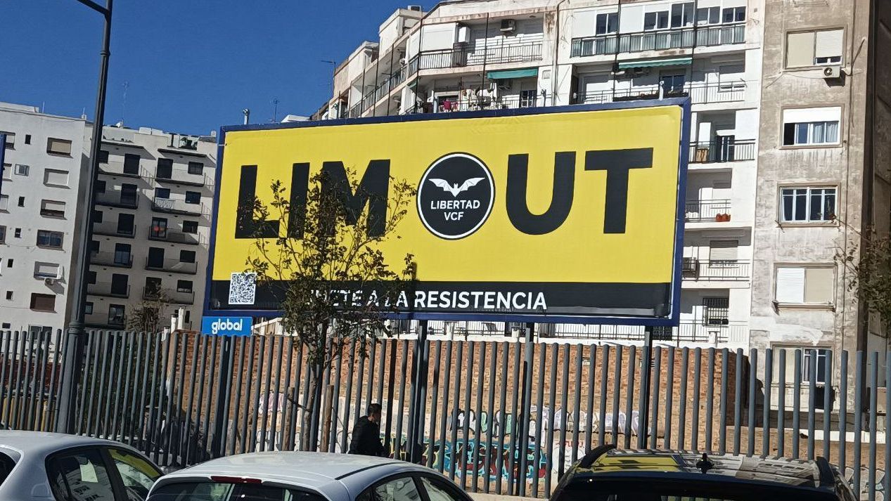 Pancarta frente a la estación Joaquín Sorolla