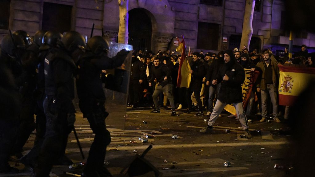 Tensión en Ferraz: ¿quién está tras las violentas protestas en la sede del PSOE?