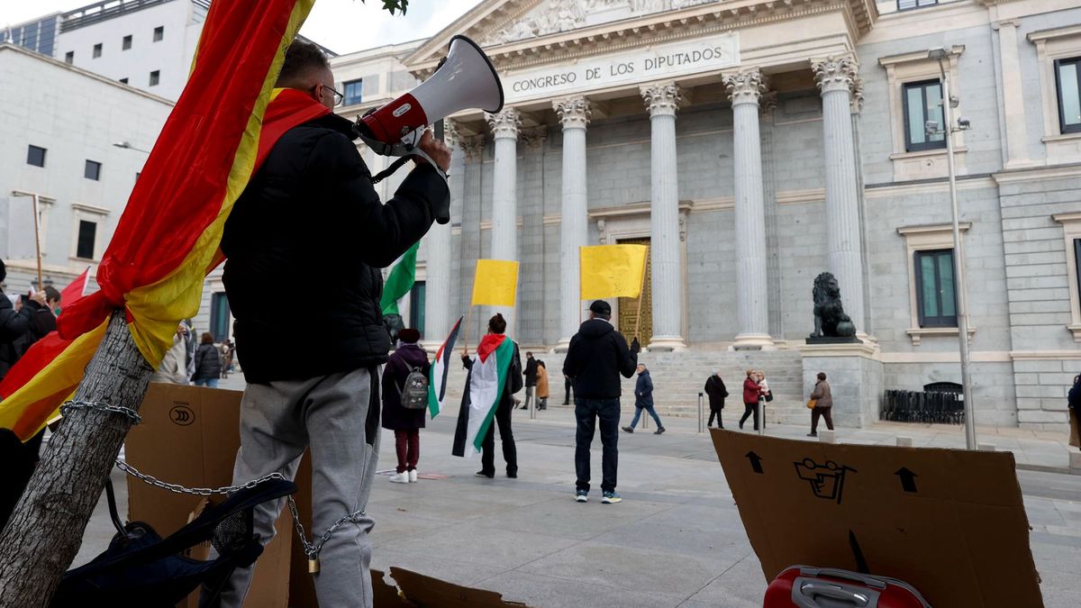 Un joven se encadena frente al Congreso como protesta contra una posible ley de amnistía