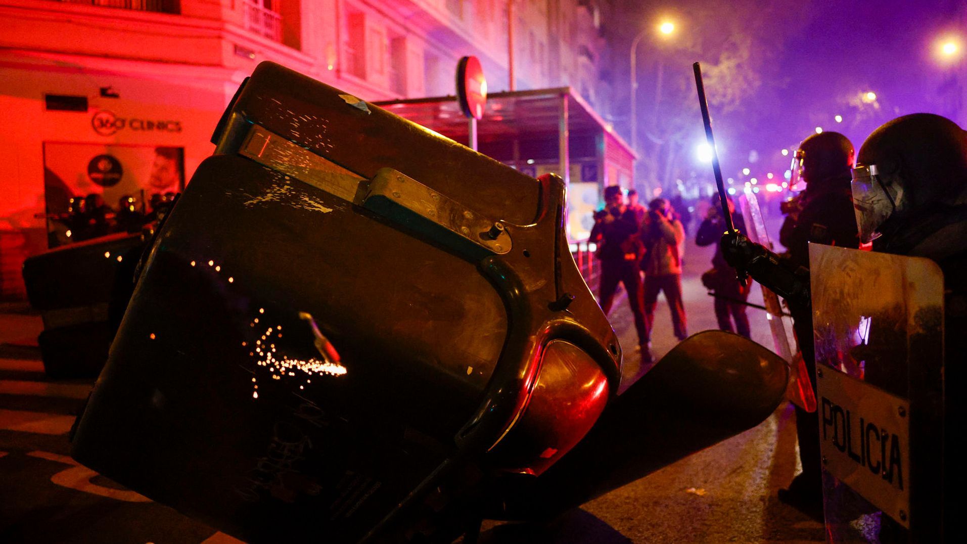 Cargas en la séptima noche de protestas en Ferraz