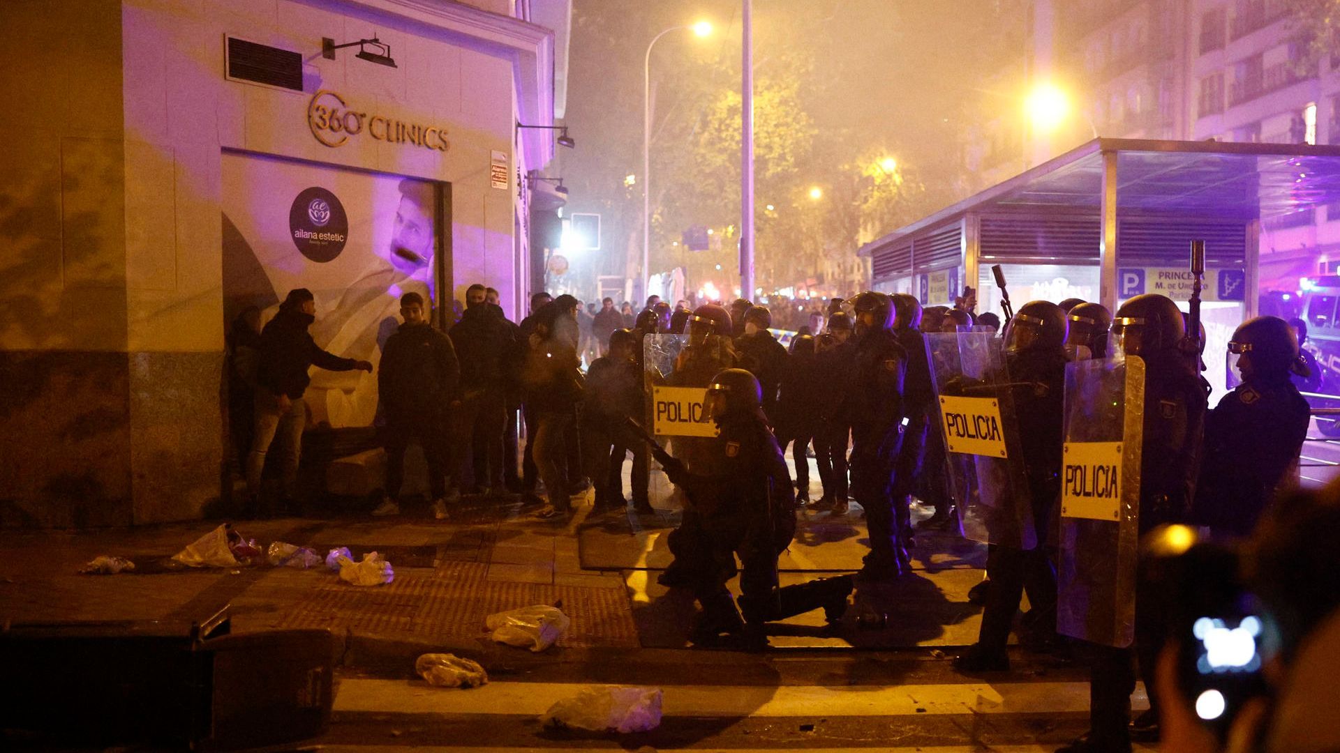 La policía carga contra los violentos que intentaban saltar las vallas
