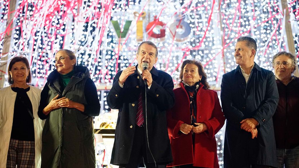 El alcalde de Vigo, Abel Caballero, junto al equipo de gobierno durante el encendido de las luces de Navidad 2022