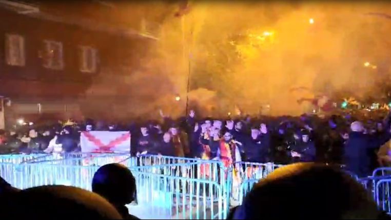 Lanzamiento de bengalas en la séptima noche de protestas