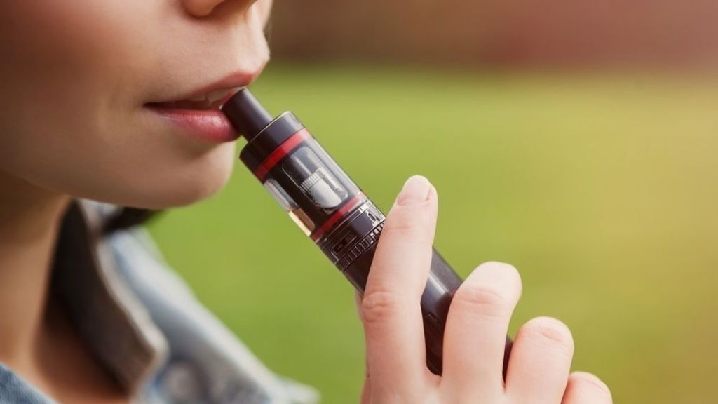 Los menores de 18 años tampoco podrán consumir cigarrillos electrónicos ni vapeadores