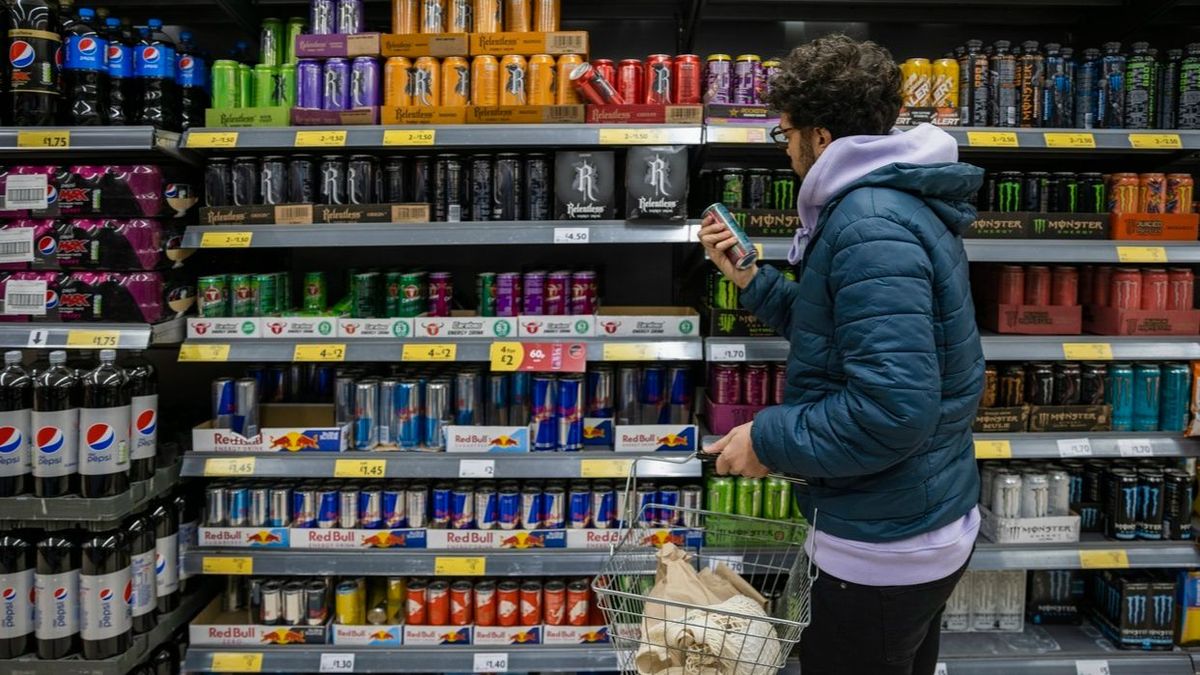 Los menores tendrán prohibido consumir, transportar o tener en su haber las bebidas estimulantes tipo Red Bull, Monster o Energy