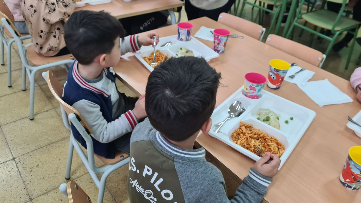 Niños en un comedor escolar, ajeno a esta información