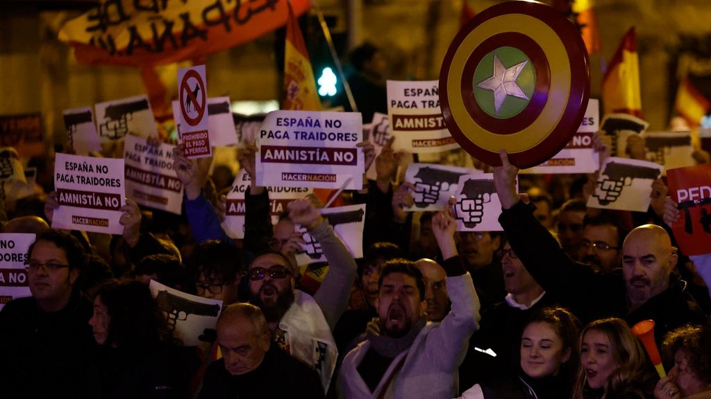 Nueva manifestación contra la amnistía en la calle Ferraz de Madrid