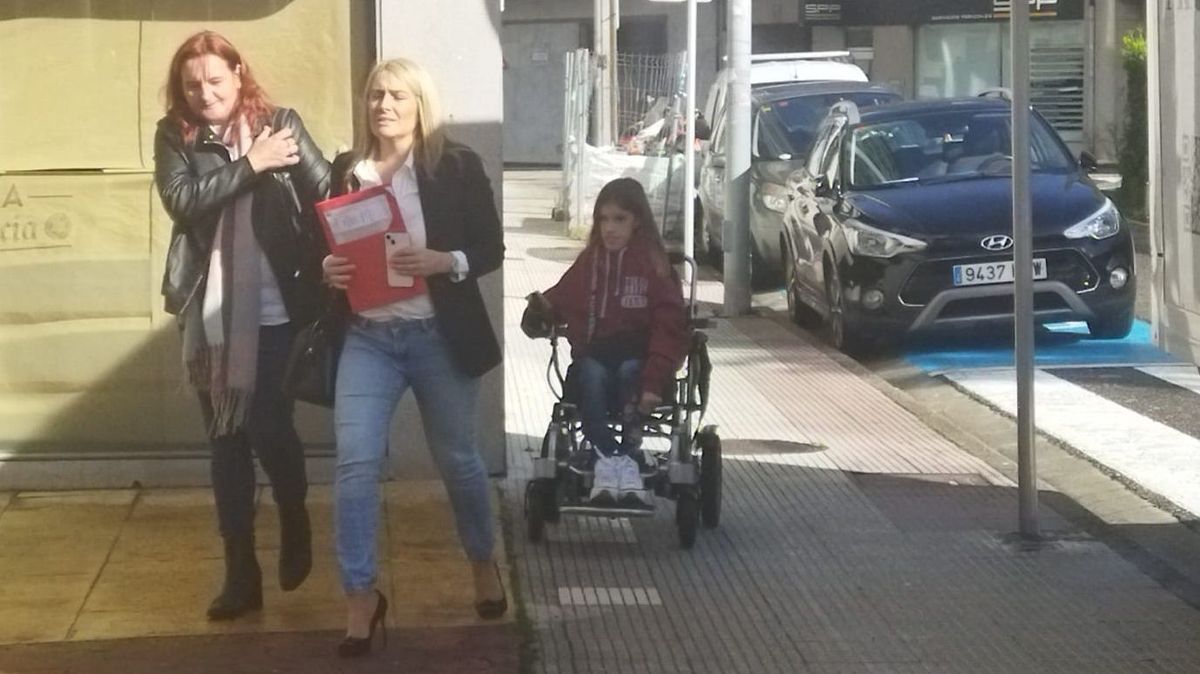 Rosario González, a la izquierda, acompañada de su abogada y de su hija dependiente