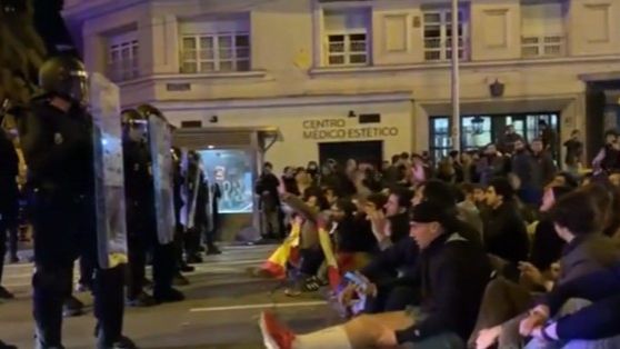 Sentada en la calle Marqués de Urquijo