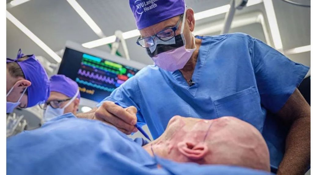 Trasplantan por primera vez en el mundo un ojo a un hombre en un hospital de Nueva York