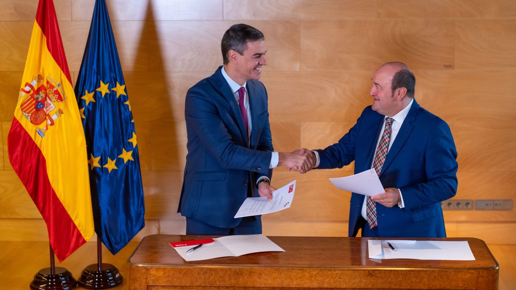 Andoni Ortuzar y Pedro Sánchez firman su acuerdo para la investidura del líder del PSOE cerrado en las últimas horas