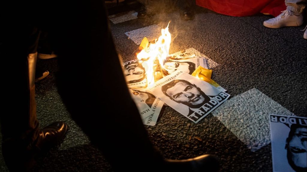 Fotografías de Pedro Sánchez quemadas en la concentración contra la amnistía en Barcelona