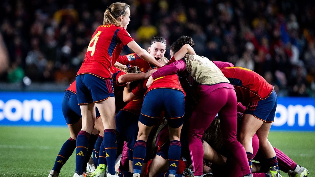Igualdad premia a la Selección Femenina de Fútbol, a 'madres protectoras' y al fiscal general del 25N