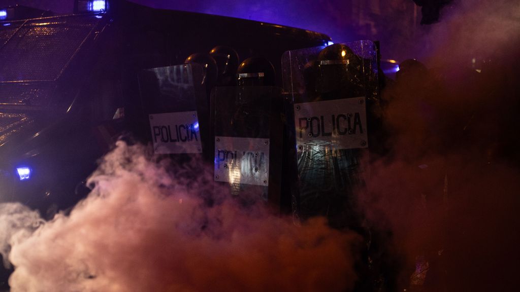 La octava noche de protestas en Ferraz: tensión constante con fuertes consignas y ataques a la prensa