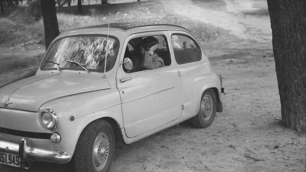 Mari y el Seat 600 que le regaló su padre en 1968, cuando ella se sacó el carné de conducir.