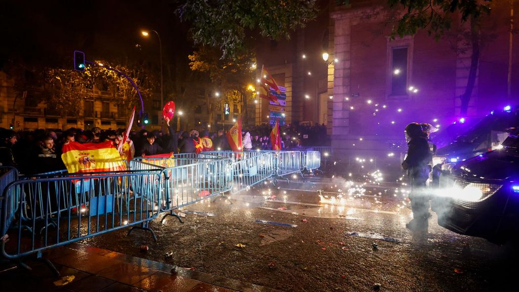 Momentos de tenión durante las  protestas en Ferraz