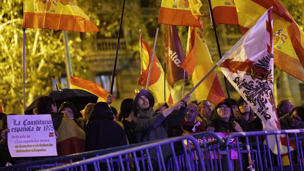 Octava noche de protestas en Ferraz