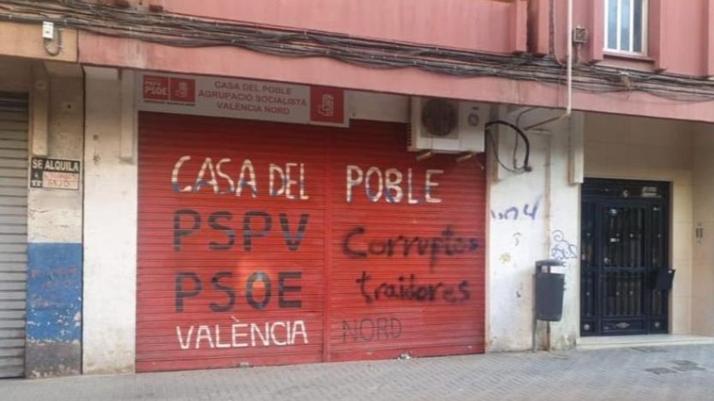 Tres sedes socialistas valencianas amanecen con pintadas: "corruptos" y "traidores"