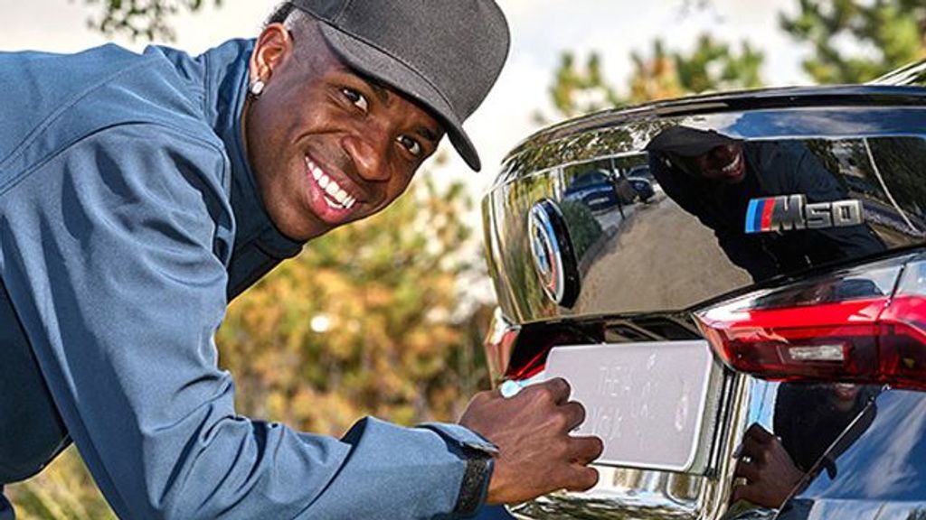 Vinicius firma la matrícula de su BMW