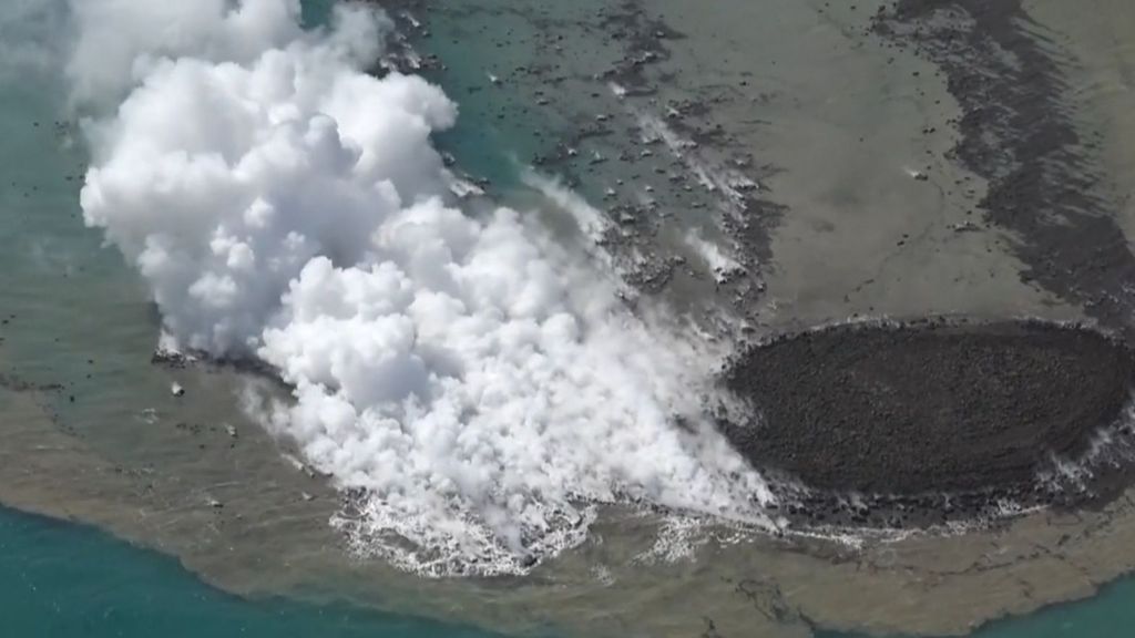 La erupción volcánica que ha provocado la creación de una nueva isla en Japón, en vídeo