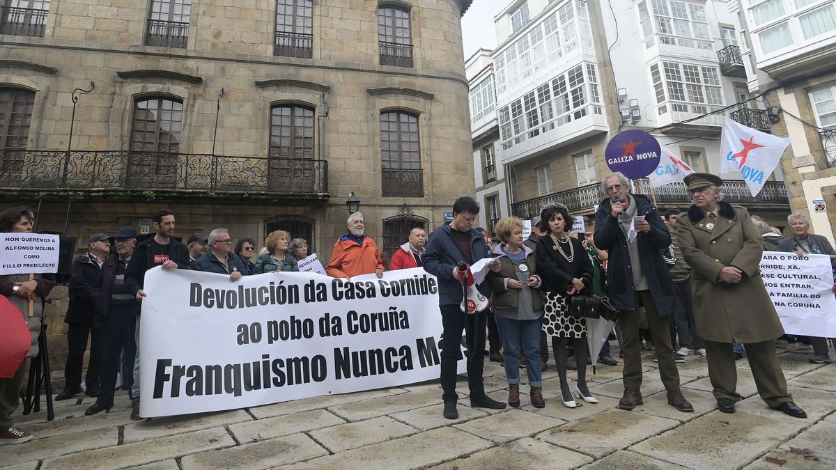 Decenas de personas durante la cuarta marcha por la devolución de la Casa Cornide