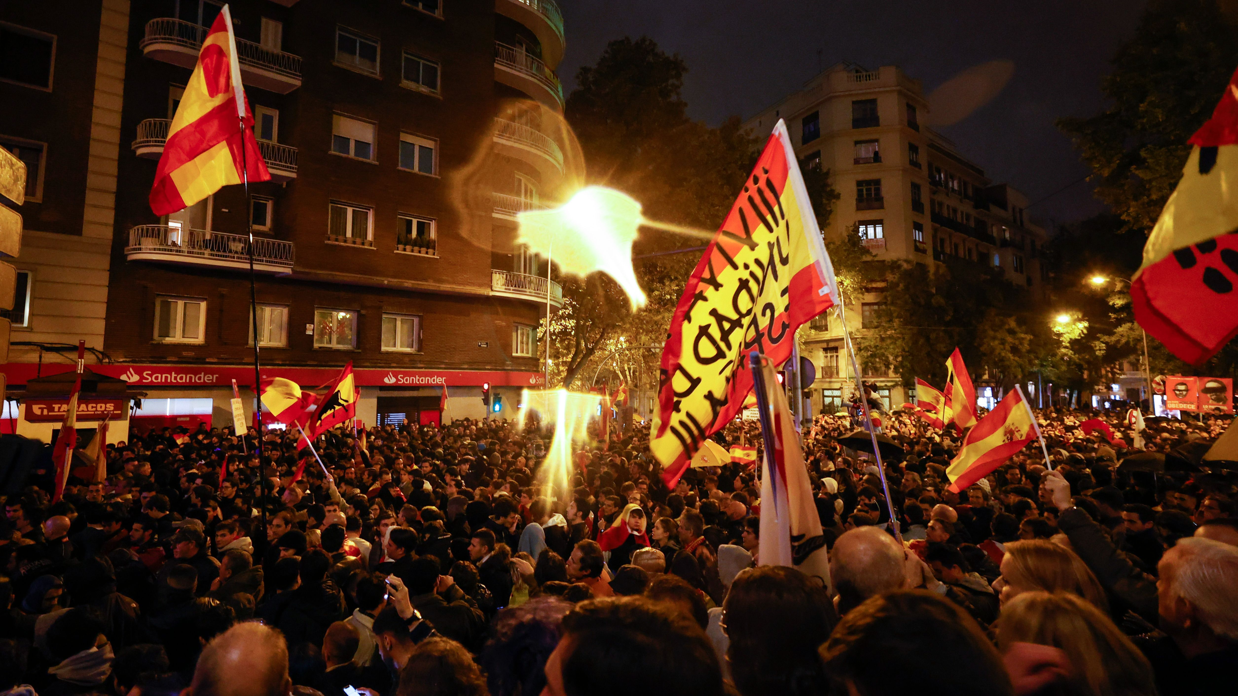 La octava noche de protestas en Ferraz: tensión constante con fuertes consignas y ataques a la prensa