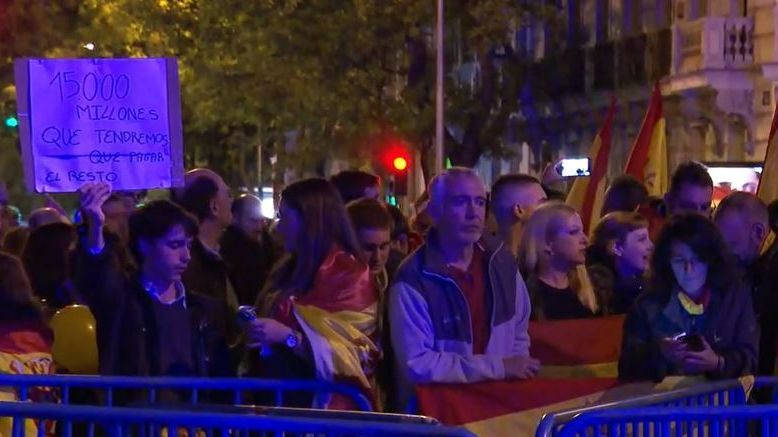 La Policía blinda Ferraz en la novena noche de protestas contra la amnistía