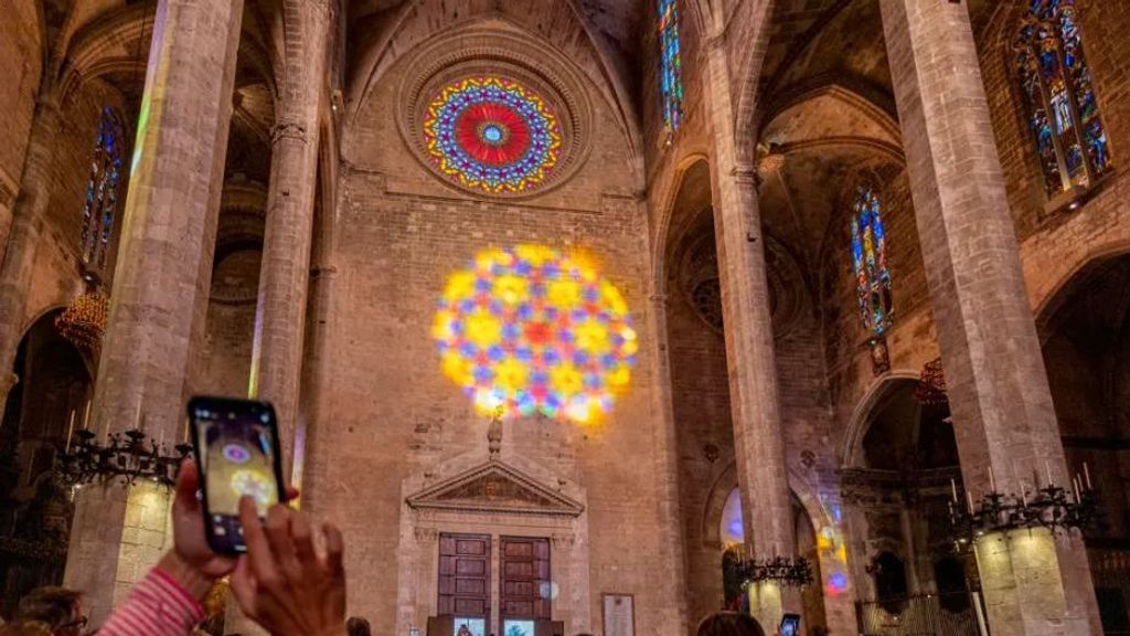 Mallorca: el espectáculo del 'ocho' en la Catedral se abre paso entre las nubes