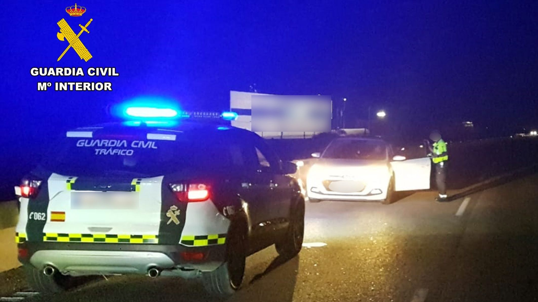 Momento en el que el turismo que conducía el menor es detenido por la Guardia Civil Momento en el que el turismo que conducía el menor es detenido por la Guardia Civil