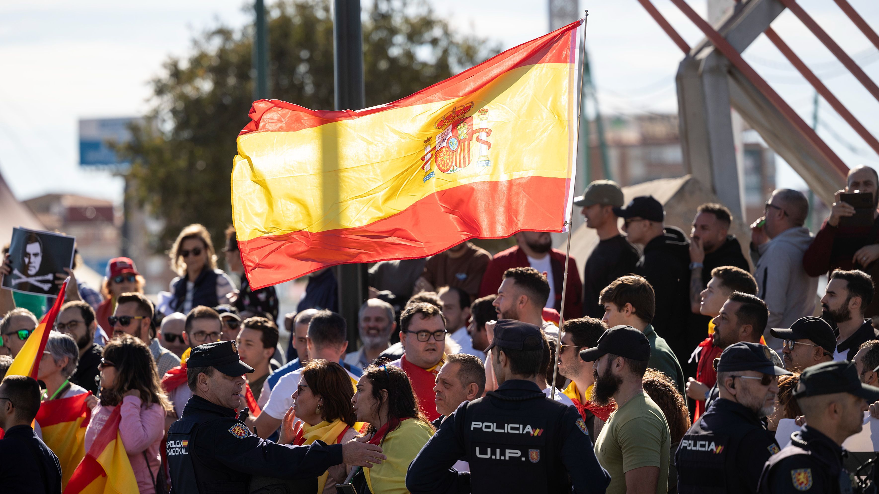 Numerosas personas protestan frente al Palacio de Ferias y Congresos de Málaga