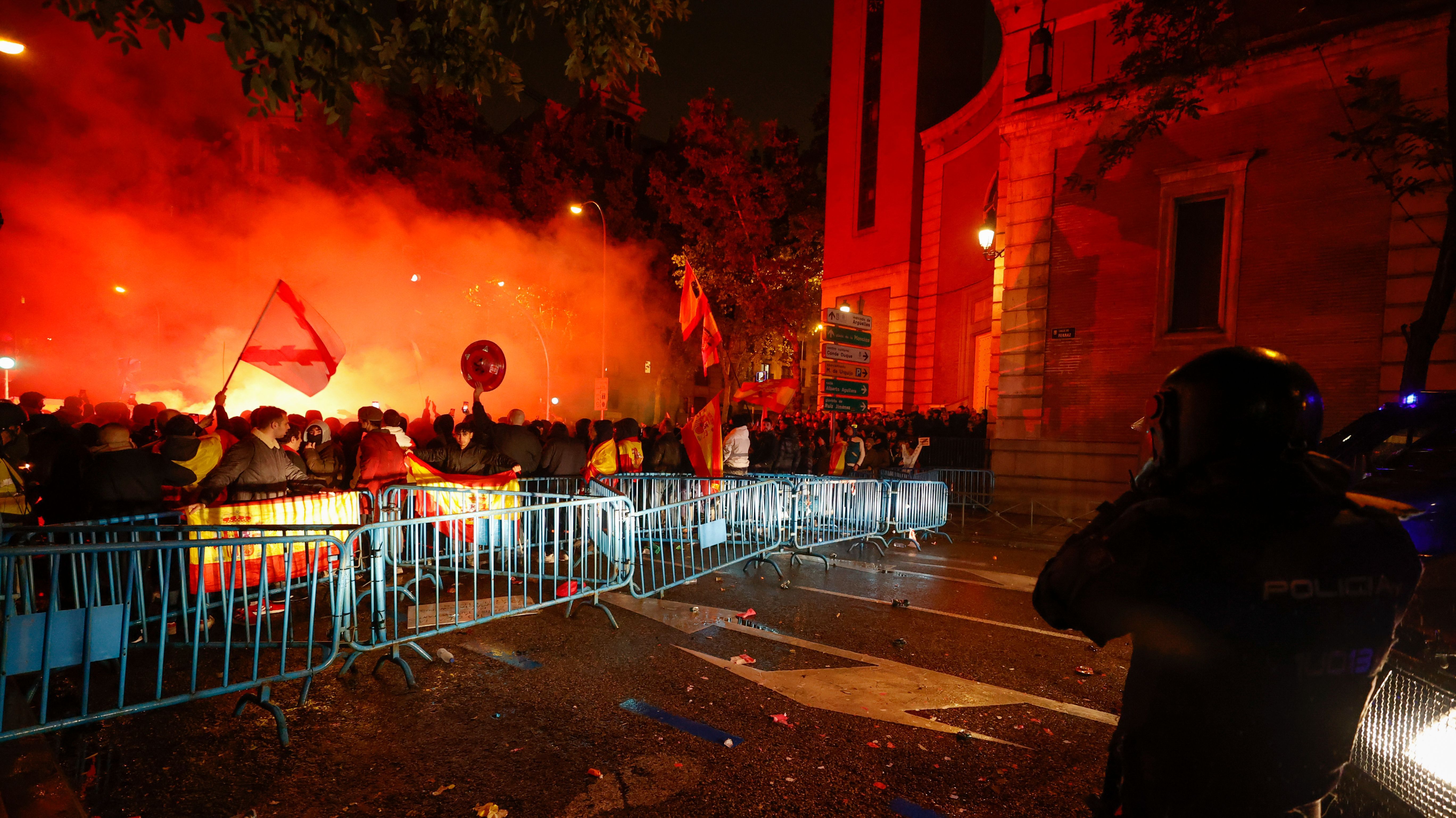 Octava noche de protestas en Ferraz: un detenido, un periodista herido y de nuevo cánticos fascistas