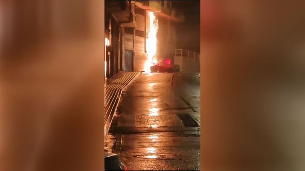 Un conductor en estado ebrio empotra su coche contra un portal en Basauri, Vizcaya