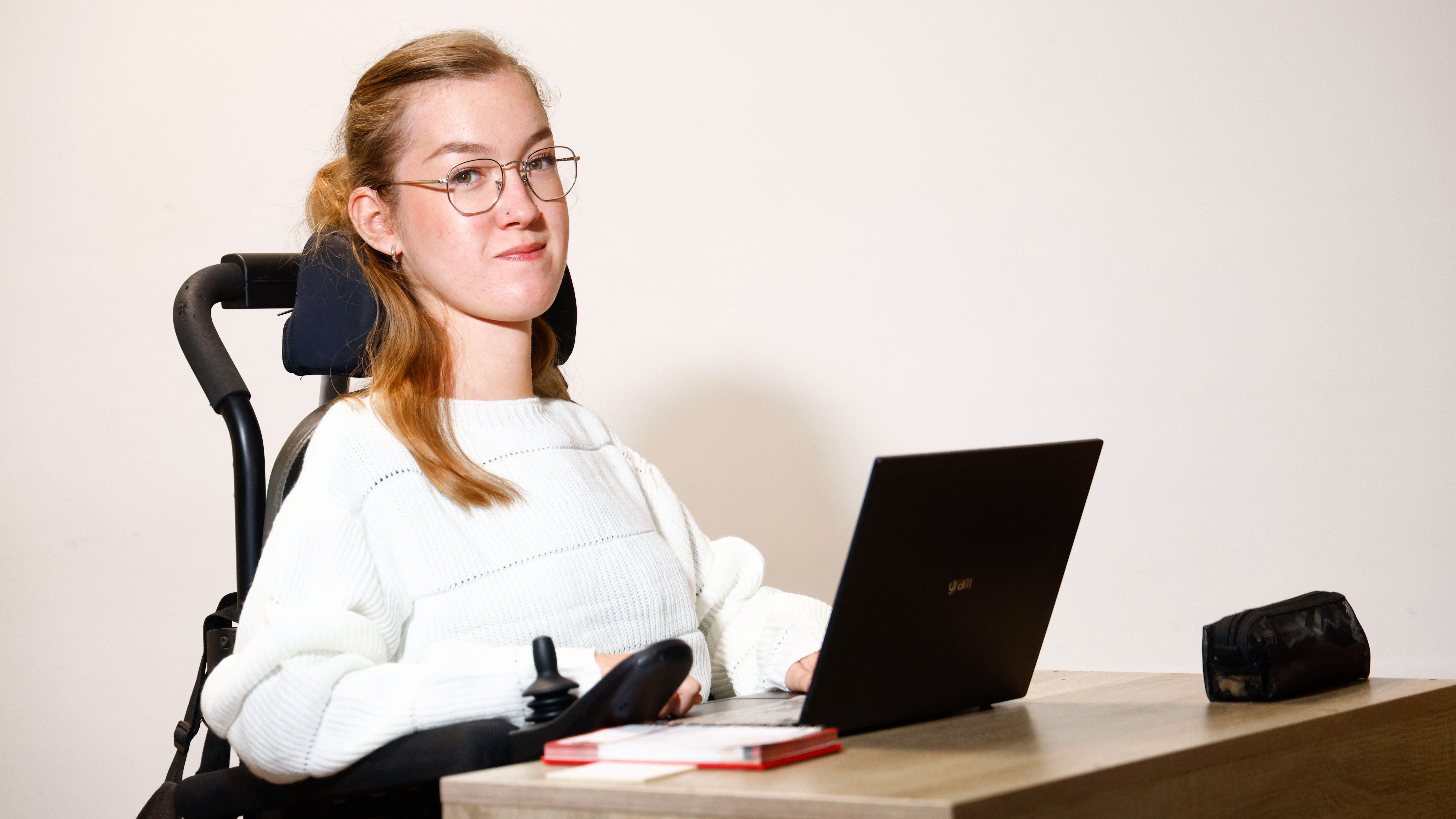 Una joven con atrofia muscular denuncia no poder estudiar presencialmente en la UAB