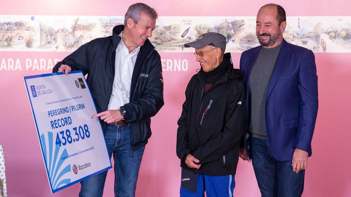 Alfonso Rueda con el peregrino que ha batido el récord del Camino de Santiago en 2023