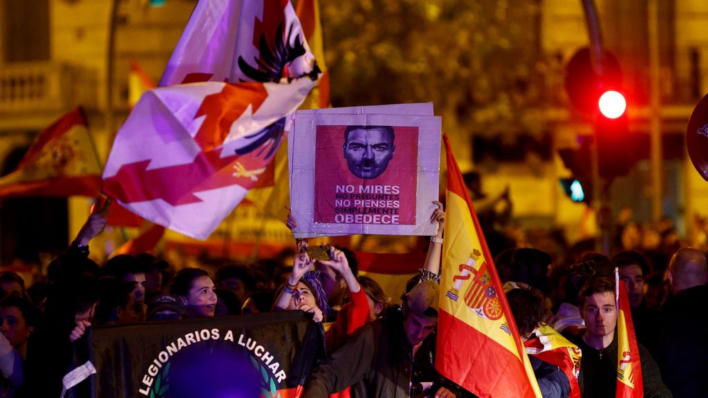 Asistentes a la concentración en contra de la amnistía celebrada este domingo en las inmediaciones de la sede del PSOE en Ferraz, Madrid.