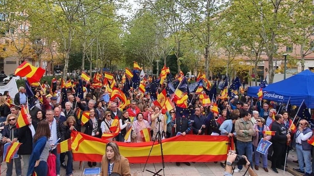 Cerca de 7.000 personas, según fuentes de la Delegación del Gobierno, y más de 12.000 según los datos ofrecidos por el PP, se han concentrado este domingo en las arterias de la ciudad de Badajoz para clamar contra la amnistía para los implicados en el 'procés' y los pactos del presidente del Gobierno en funciones, Pedro Sánchez, con los partidos independentistas.  En la protesta "por la igualdad de los españoles, no a la amnistía" de la capital pacense, ha intervenido el secretario general del PP de Extremadura, Abel Bautista, quien ha asegurado que "por primera vez, el Estado forma parte de un ataque contra" el Estado de Derecho y la Constitución.