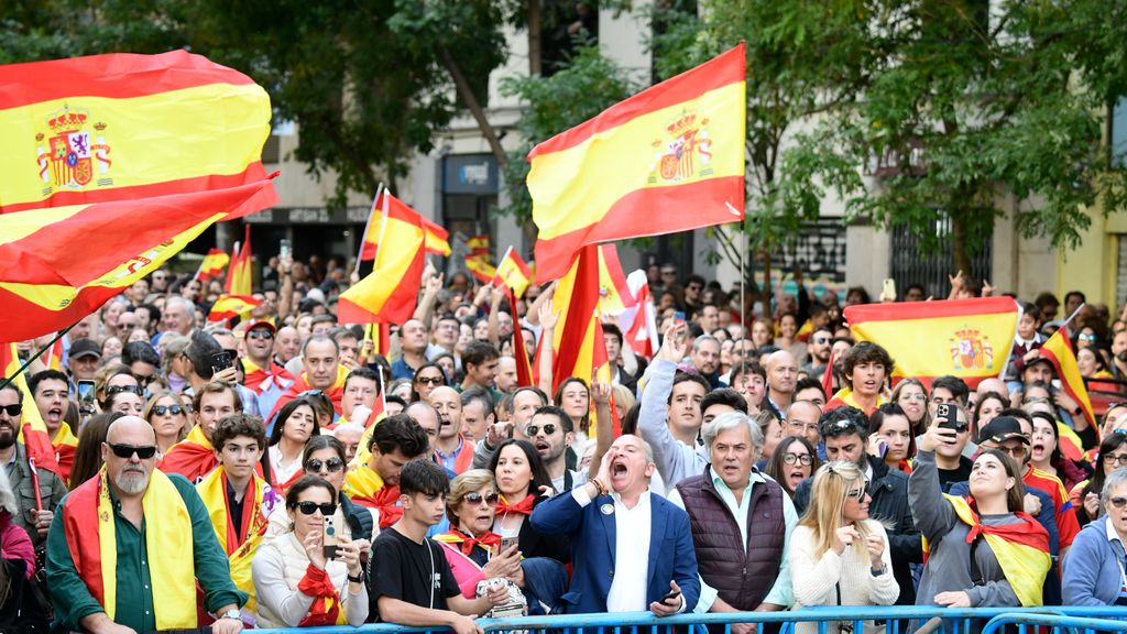 Cientos de miles de personas protestan en Madrid y otras ciudades contra pactos del PSOE