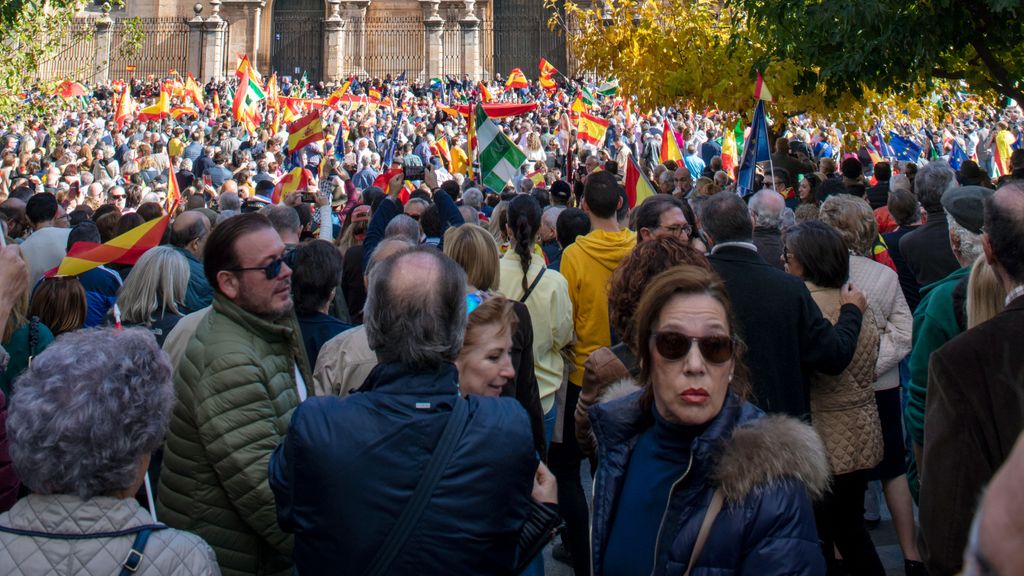 Cientos de personas abarrotan el centro de Jaén en protesta por los pactos de investidura