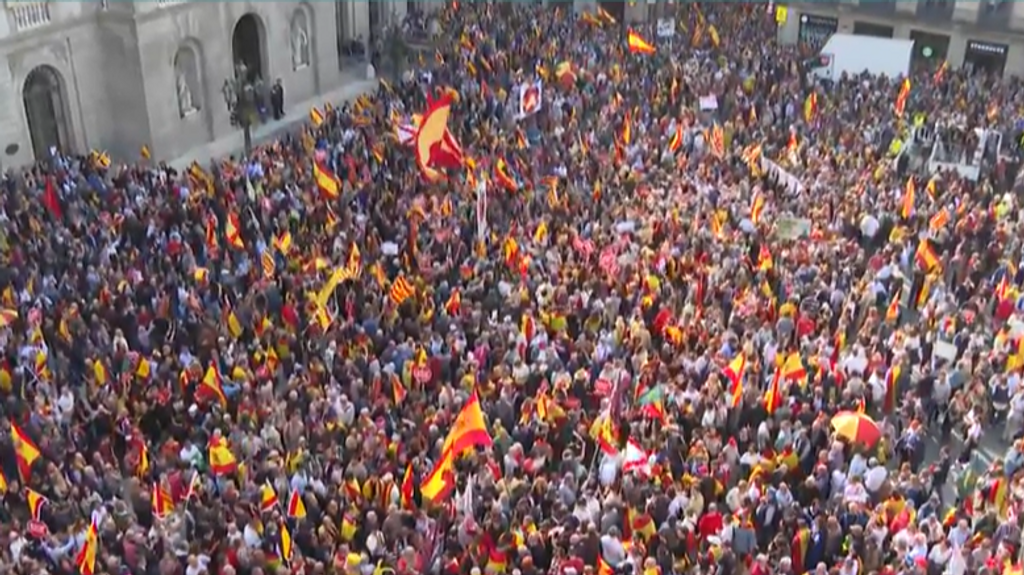 Concentración contra la amnistía en Barcelona: "Sánchez, Puigdemont, de la mano a prisión"