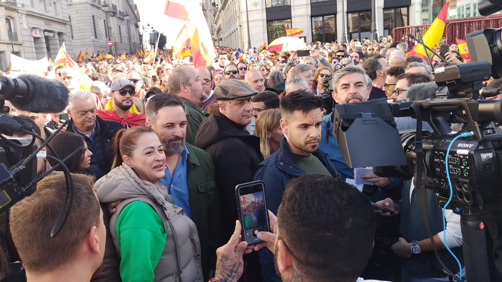El líder de Vox, Santiago Abascal, llega a la Puerta del Sol de Madrid