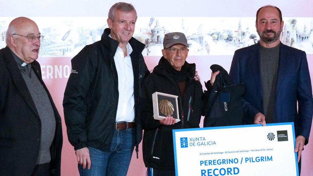 El presidente de la Xunta de Galicia, Alfonso Rueda, con el peregrino que ha batido el récord del Camino de Santiago