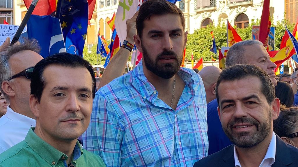 El presidente provincial de Vox y vicepresidente de la Región de Murcia, José Ángel Antelo, en la concentración convocada por el PP en la Plaza Belluga - VOX