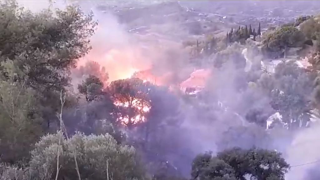 Suben a 300 los desalojados en Mijas, Málaga, por un incendio que el viento complica