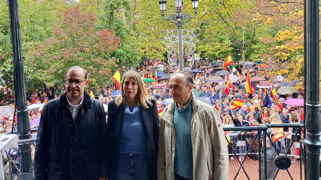 La presidenta del PP en Extremadura, María Guardiola, el alcalde de Cáceres, Rafael Mateos, y el presidente provincial, Laureano León