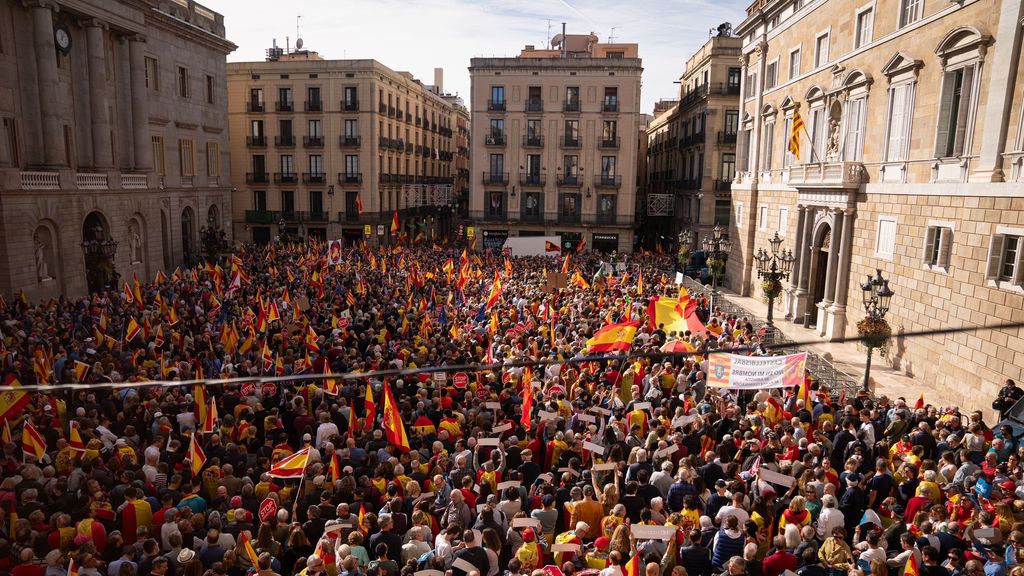 La protesta contra la amnistía en Barcelona llena la plaza Sant Jaume y asisten PP, Cs y Vox