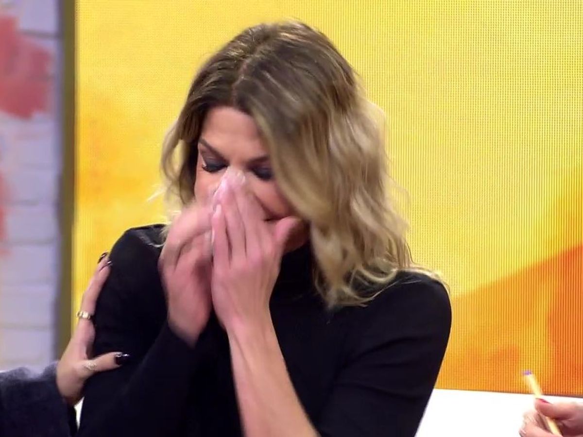 Makoke rompe a llorar tras recibir un inesperado paquete en pleno directo  de 'Fiesta'