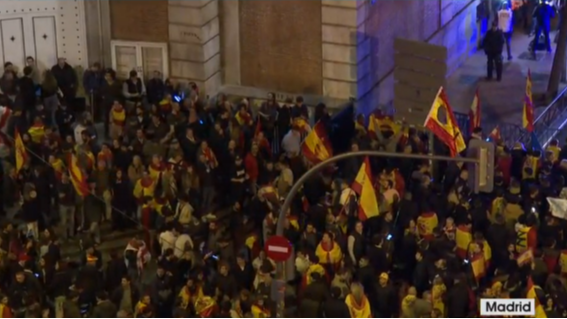 Más de mil personas protestan por décima noche contra la ley de amnistía en la sede nacional del PSOE